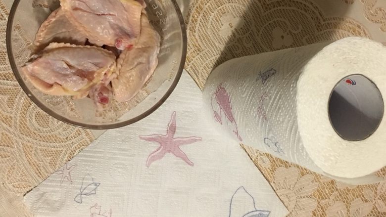 奥尔良烤鸡翅,准备厨房用纸
