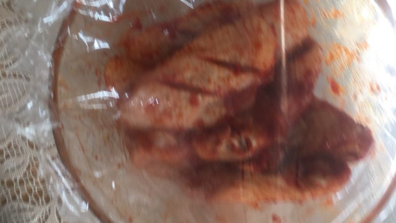 奥尔良烤鸡翅,封上保鲜膜放入冰箱
超过6小时