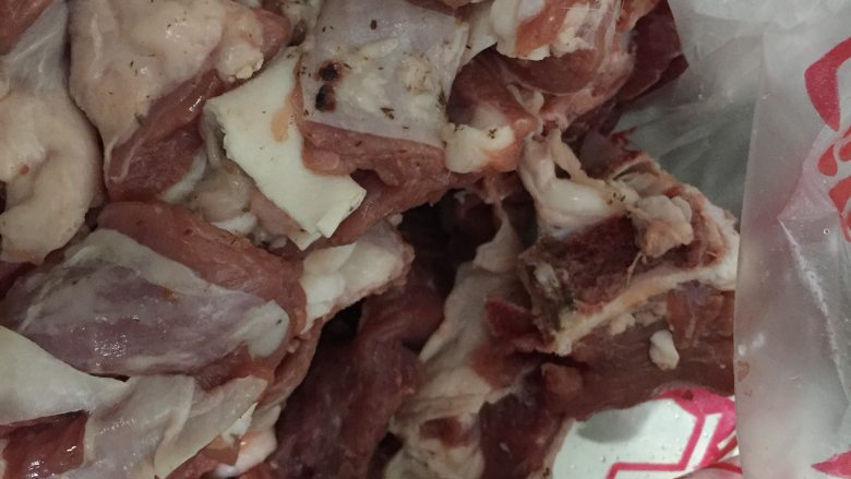 苏式红烧羊肉,带皮<a style='color:red;display:inline-block;' href='/shicai/ 329'>羊肉</a>洗净后，用盐和<a style='color:red;display:inline-block;' href='/shicai/ 718'>料酒</a>腌制20分钟。