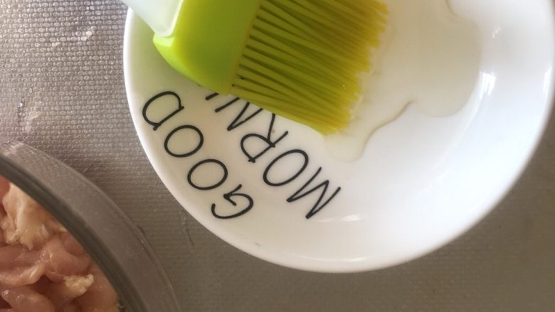 奥尔良烤鸡翅,准备一勺<a style='color:red;display:inline-block;' href='/shicai/ 851'>橄榄油</a>