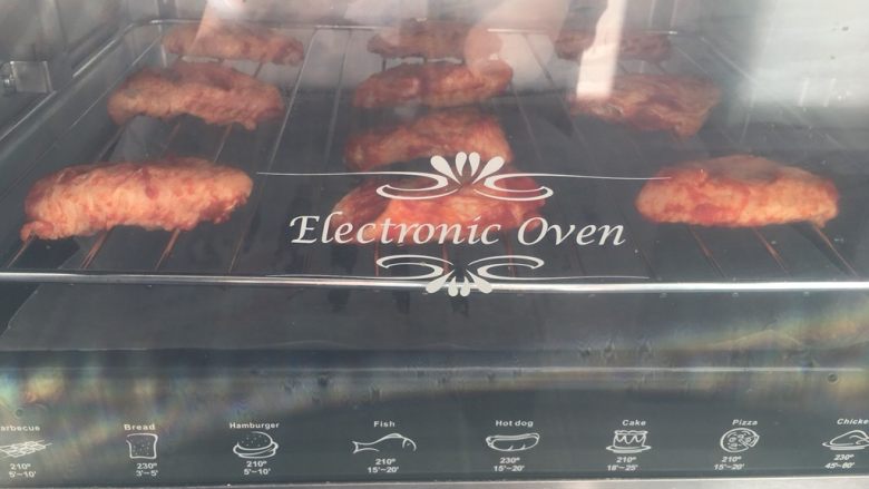 奥尔良烤鸡翅,烤箱下层放油纸或锡纸
避免烤制滴油不好清理