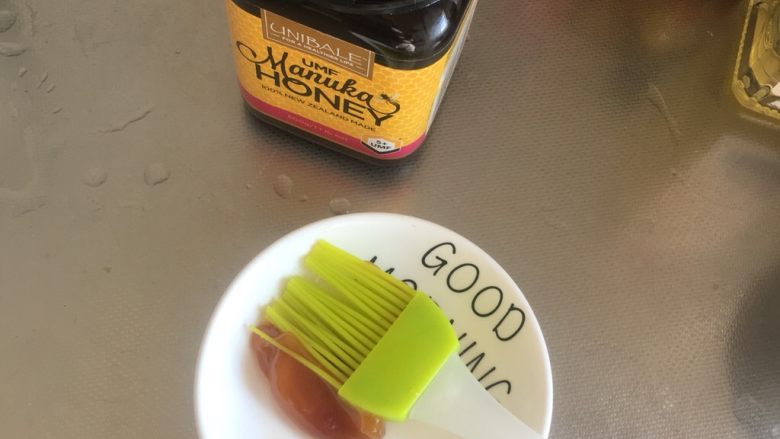 奥尔良烤鸡翅,再取出，刷<a style='color:red;display:inline-block;' href='/shicai/ 865'>蜂蜜</a>