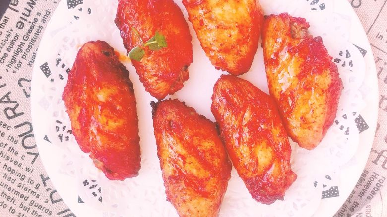 奥尔良烤鸡翅,取出
下面可以垫一层面点纸
趁热吃
非常美味😋
秒抢光