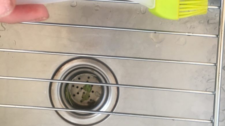 奥尔良烤鸡翅,刷在烤架上
防止粘连