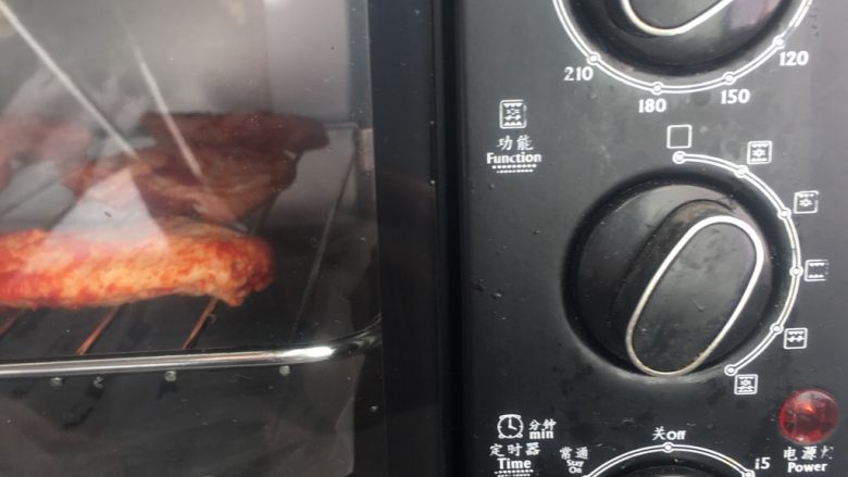 奥尔良烤鸡翅,210度上下火烤15分钟