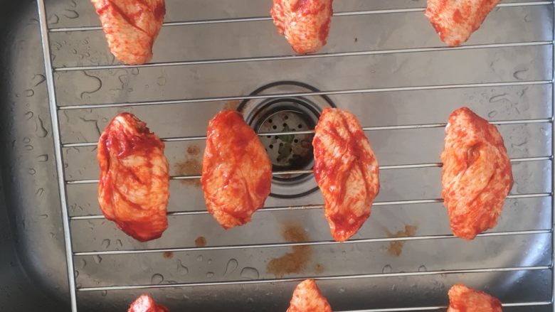 奥尔良烤鸡翅,放上鸡翅
