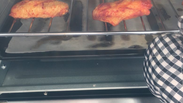 奥尔良烤鸡翅,取出翻面
再烤10分钟