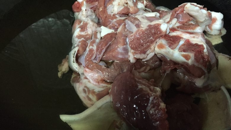 苏式红烧羊肉,热水汆烫羊肉。