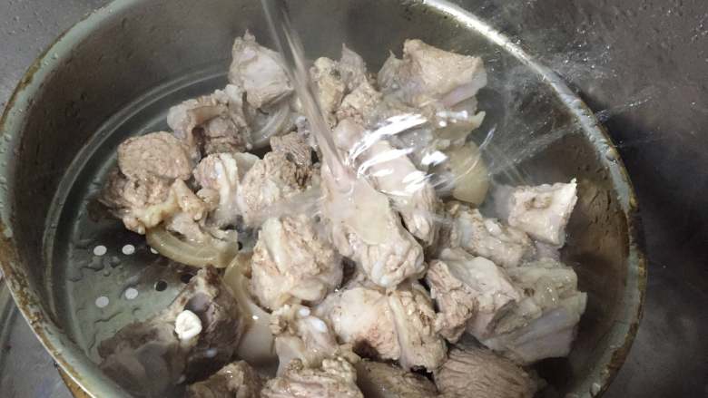 苏式红烧羊肉,用冷水冲凉汆烫好的羊肉。