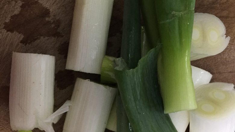 苏式红烧羊肉,<a style='color:red;display:inline-block;' href='/shicai/ 122360'>京葱</a>切段。