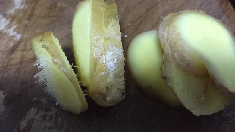 苏式红烧羊肉,生姜切片。