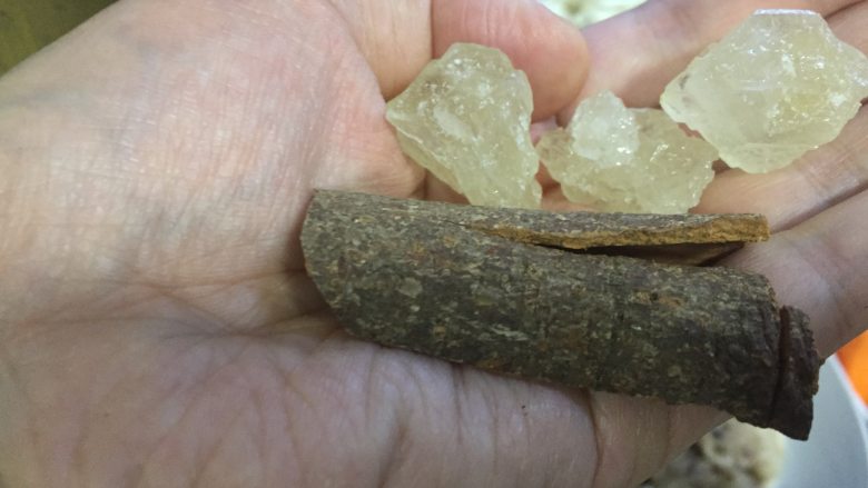 苏式红烧羊肉,再加入<a style='color:red;display:inline-block;' href='/shicai/ 130180'>黄冰糖</a>和<a style='color:red;display:inline-block;' href='/shicai/ 710'>桂皮</a>。