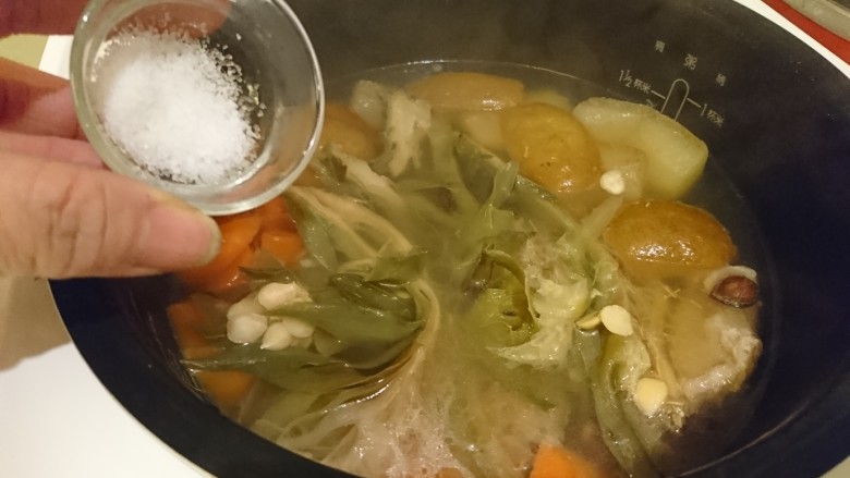 电饭煲+霸王花蜜枣梨子红萝卜煲瘦肉,時間到只要吊鹽調味就好啦!
