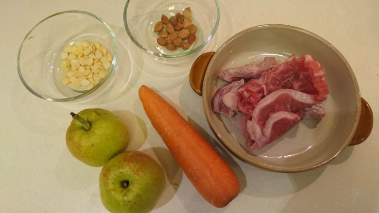 电饭煲+霸王花蜜枣梨子红萝卜煲瘦肉,別問我南北杏怎麼分，我買的時候老闆也沒說🤣