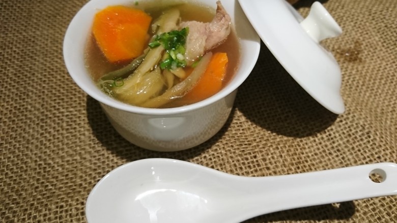 电饭煲+霸王花蜜枣梨子红萝卜煲瘦肉,其實只要喝湯就好!撈材料是給大家看有啥料!🤣