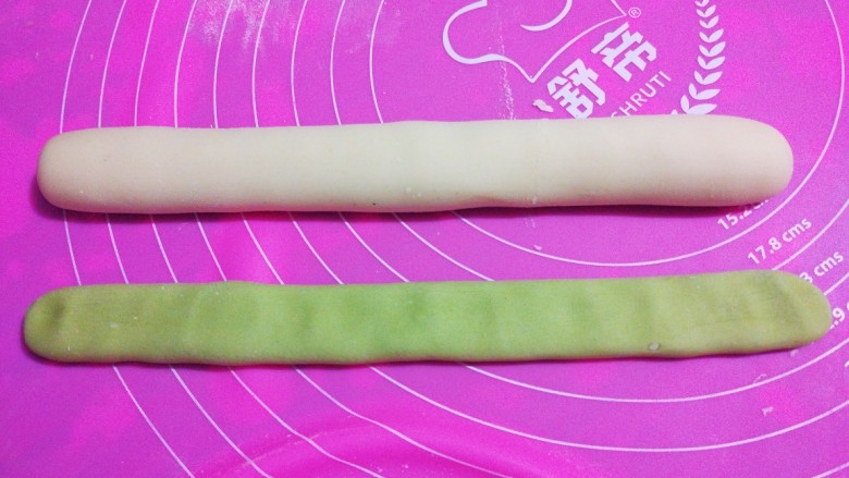 翡翠水饺,绿色面团用手压扁。