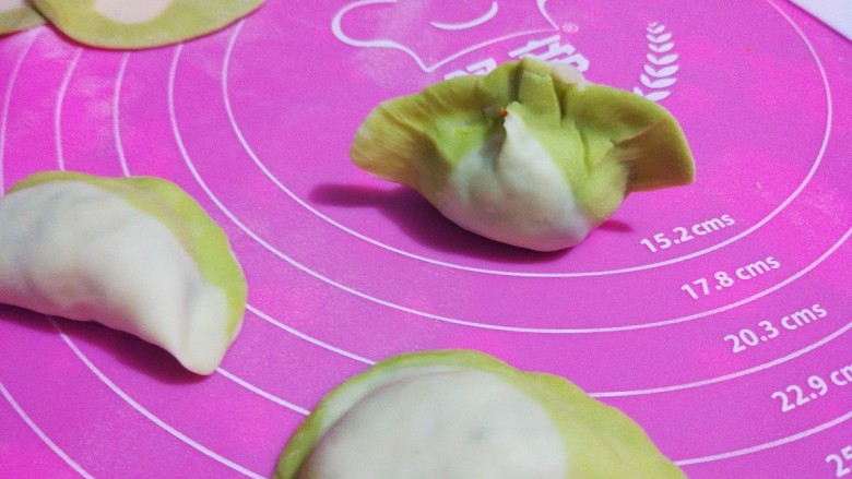 翡翠水饺,还可以这样包。这可以叫百财饺子(寓意发财)。
起锅,水开放入饺子,素馅煮两个开就可以了。肉馅要三个开。
