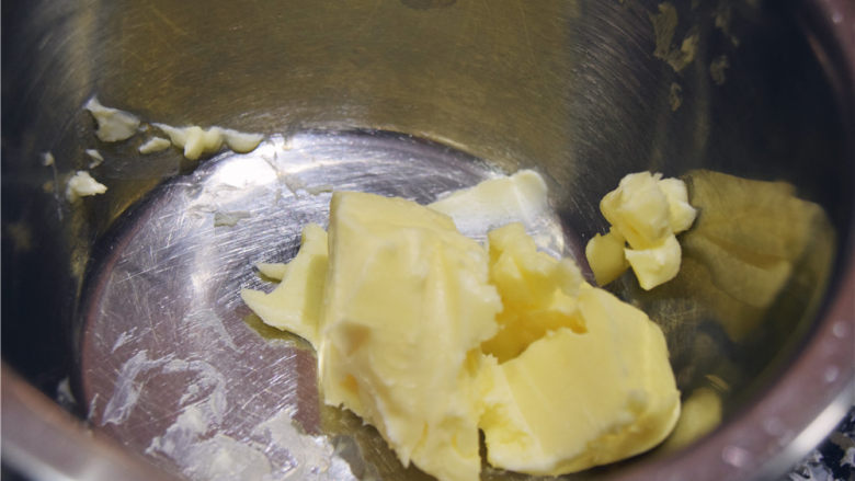 香醇感恩乳酪棒,称量黄油,黄油提前在室温下完全软化,合适的温度可用红外测量仪进行测量大约22度左右。当然这是一个比较较劲的做法,完全没有必要,只要你确定黄油完全融化并且成为膏状就可以啦,因为这并不是一个娇气的烘焙品,所以真的没必要。O(∩_∩)O哈哈~