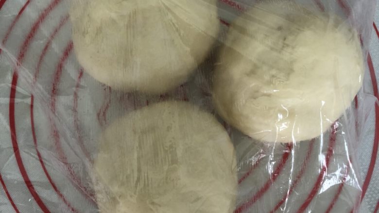 奶香葡萄干吐司,分成三等份,盖上保鲜膜静置20分钟