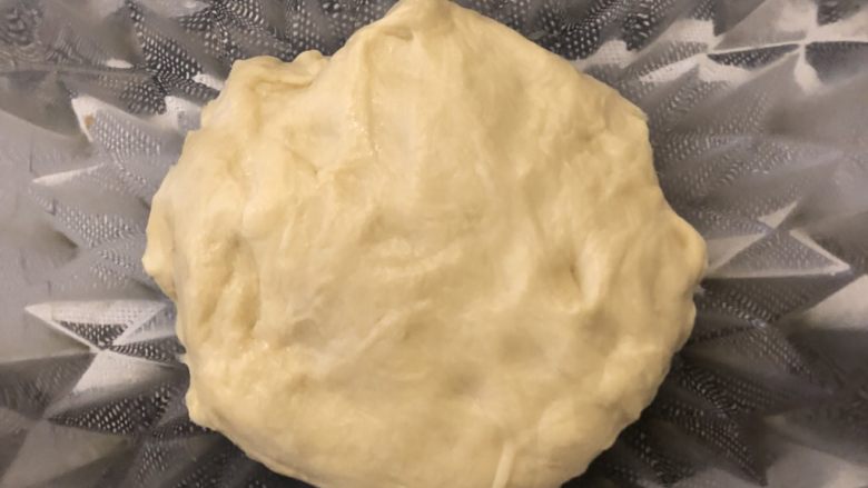 奶香葡萄干吐司,放入大盆里,