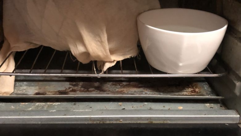 奶香葡萄干吐司,现在天气有点冷,我一般放烤箱里这样发酵比较好,上面盖块湿布,在旁边放一碗刚烧开的水,合上烤箱门,中途水凉了要换几次水.