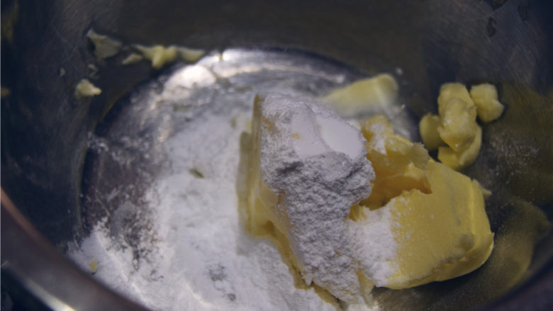 香醇感恩乳酪棒,加入糖粉和盐之花,盐之花一定要提前用擀面杖碾碎,不可以大颗粒就丢进去哦。