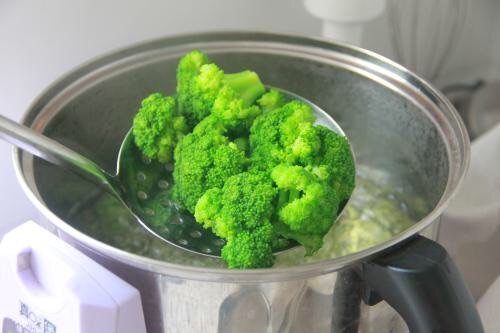 西兰花鸡肉忠,锅中烧开水,将西兰花焯水,