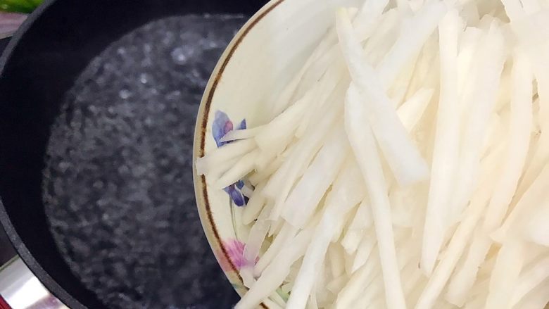 暖冬系列の清欢~生菜萝卜丝虾皮鸡蛋汤,水开后下萝卜丝