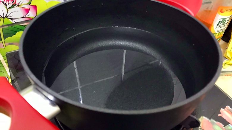 暖冬系列の清欢~生菜萝卜丝虾皮鸡蛋汤,取一口小锅,煮适量清水