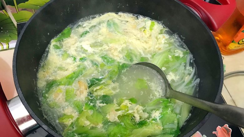 暖冬系列の清欢~生菜萝卜丝虾皮鸡蛋汤,用勺子搅拌,将鸡蛋液打成絮状而不是块状