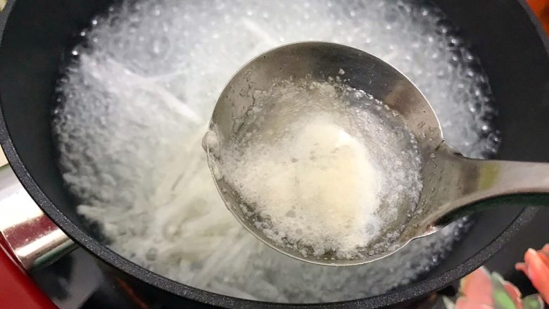 暖冬系列の清欢~生菜萝卜丝虾皮鸡蛋汤,水煮开之后会有浮沫,我不喜欢,就撇去了,如果你不介意,可以省略这一步