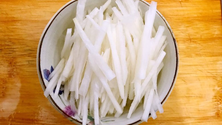 暖冬系列の清欢~生菜萝卜丝虾皮鸡蛋汤,再切成丝,备用
