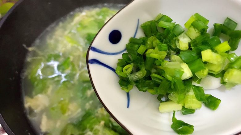 暖冬系列の清欢~生菜萝卜丝虾皮鸡蛋汤,最后加入小葱,即可