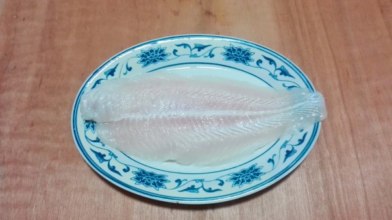 蒜苗酱香巴沙鱼柳,巴沙鱼柳都是冷冻的，提前用自来水解冻好