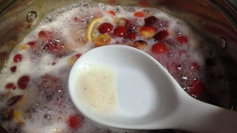 美容,养颜――自制糖水樱桃,煮开后撇去浮沫