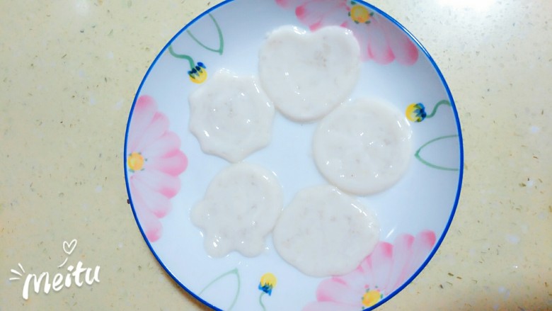 杏仁布丁,倒入盘子里,味道不错,果汁还没拍照,都已经吃的乱七八糟的,我真汗😓