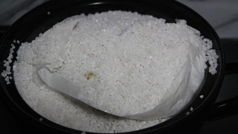 黑乐砂锅盐焗鸡,将剩下的盐倒入砂锅,覆盖住整个鸡。