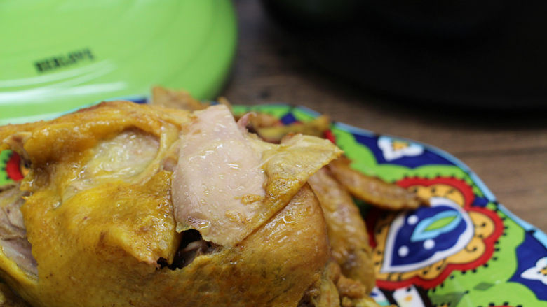 黑乐砂锅盐焗鸡,成品