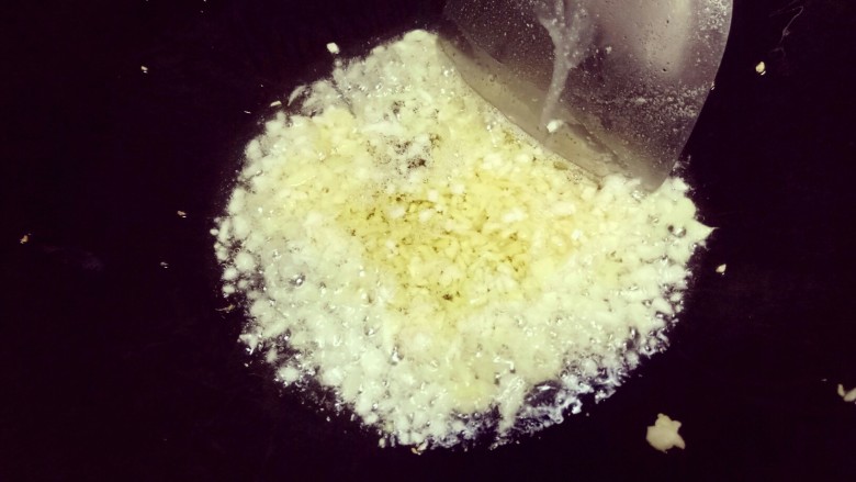 爆炒蒜蓉虾,<a style='color:red;display:inline-block;' href='/shicai/ 37'>姜</a>蒜剁碎，放入五成热油的锅里，小火慢炸成金黄色。