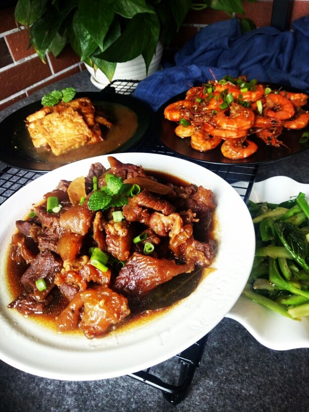 爆炒蒜蓉虾,下次写牛腩的菜谱噢