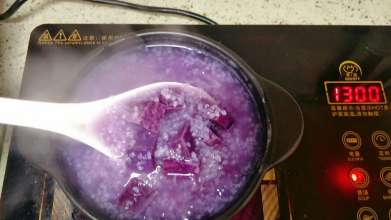 宝宝紫薯粥,煮到紫薯熟烂即可关火,加入一丢丢盐调味,利用余温慢慢沸腾