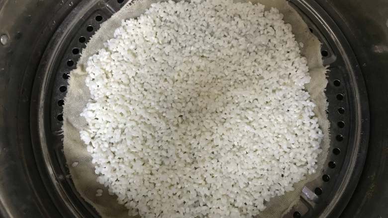 一次性发酵——糯米肉龙,取出放入蒸锅蒸熟备用