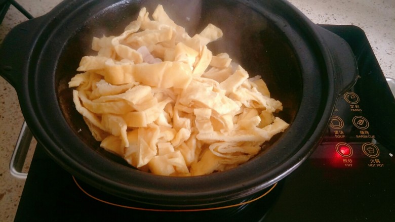 五花肉香芹炒豆干,下入豆干