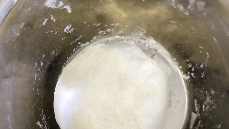 百变水果+苹果玫瑰花派,现在开始和面,我用的普通面粉加水和的面,也有的亲喜欢更香一点的面皮,那就可以用低筋面粉和黄油来和面,那样烤出来的也更酥一些。我家里没有黄油了,就用的普通面粉。