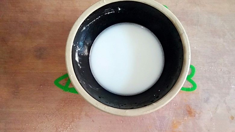 四喜丸子,10克淀粉加40g水搅匀成水淀粉。