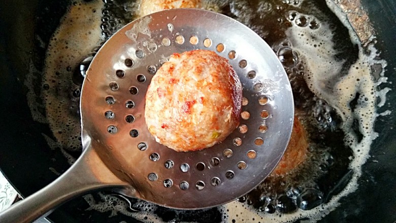 四喜丸子,炸至肉丸外壳定型后沥油捞出。(此时里面是没有熟的,只要外壳定型即可)