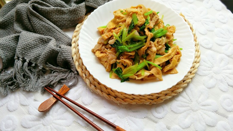 五花肉香芹炒豆干,成品图