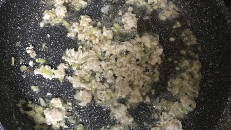 一次性发酵——糯米肉龙,先放入葱姜末炒香，然后加入肉末炒至肉末发白断生