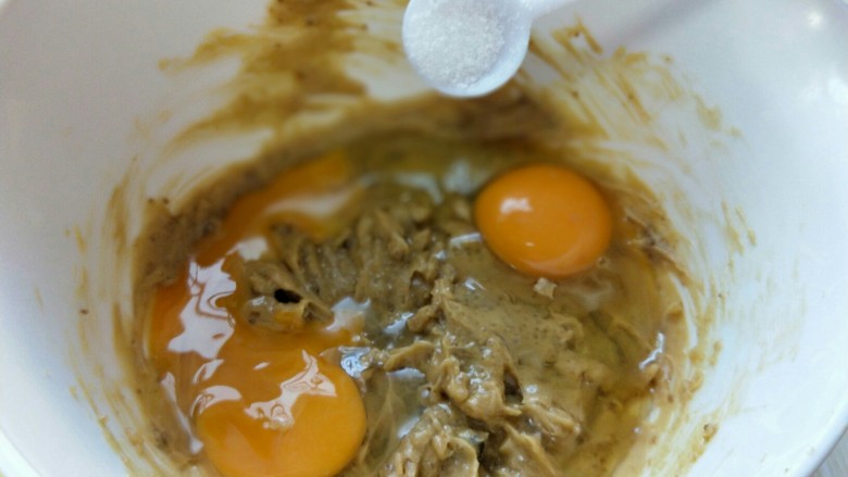 #香酥可口#趣多多曲奇饼干,加入食用盐,用手动打蛋器打至均匀,完全融合。