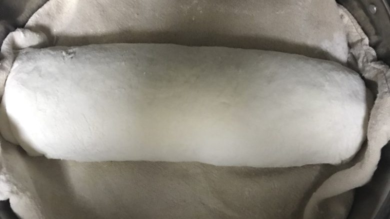 一次性发酵——糯米肉龙,卷好整形，不用再次醒发，直接冷水开蒸，上汽后大火蒸15分钟左右。关火闷3分钟在取出。